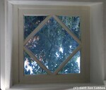 Eén van de vierkante raampjes.
<br/>
Gert-Jan Lobbes, 2017